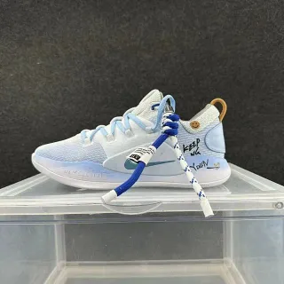 Nike Kyrie सफेद और हल्का नीला लो टॉप बास्केटबॉल जूते