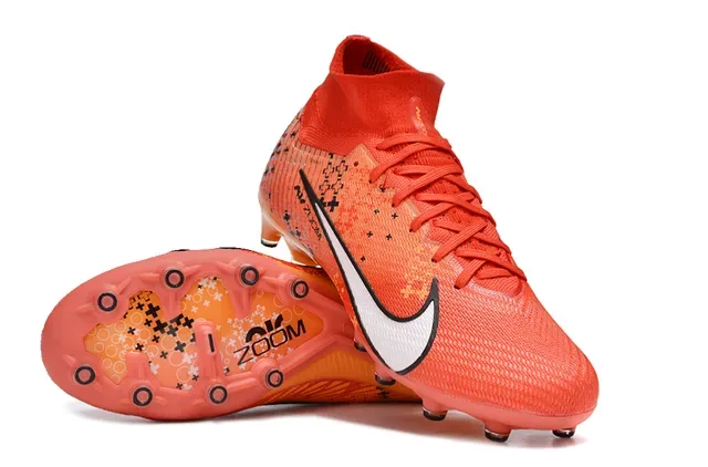 Nike Chaussures de football orange et blanc à col sock-fit, crampons coniques et surface ferme 2