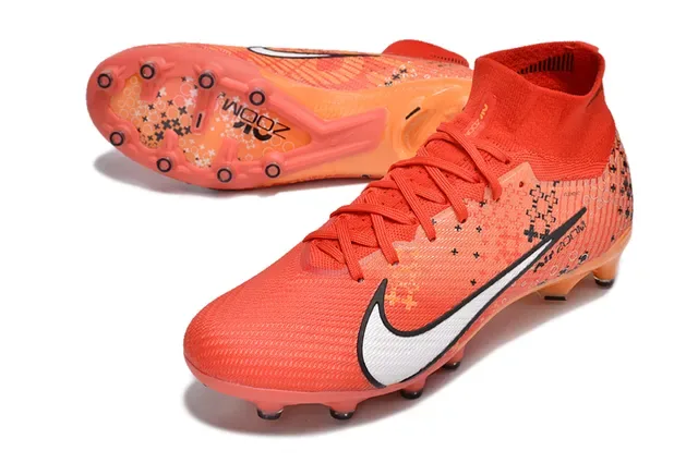 Nike Chaussures de football orange et blanc à col sock-fit, crampons coniques et surface ferme 3