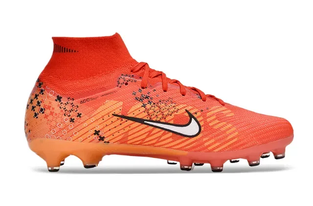Nike Chaussures de football orange et blanc à col sock-fit, crampons coniques et surface ferme 5