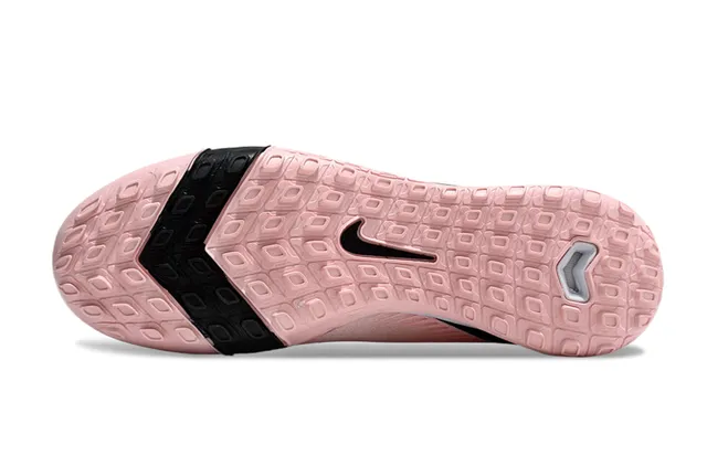 Nike Chaussures de football turf à col de chaussette ajustable en tricot texturé haut en rose et noir 6