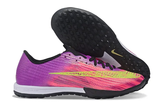 Nike chaussures de football turf violet rose avec empeigne tricot de coupe basse colorway dégradé 1