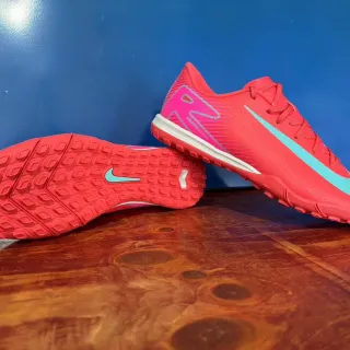 Nike Red Pink Low-Cut Synthetic Upper Textured Mesh-Like Knit Indoor Soccer Shoes