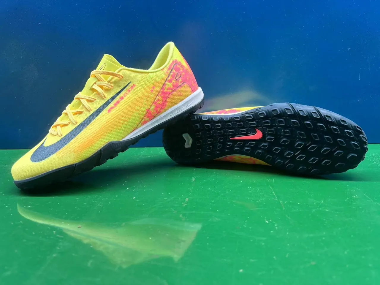 Nike Vermelho Rosa Low-Cut Sintético Superior Texturizado Malha-Like Knit Tênis de Futebol Indoor 12
