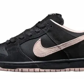 Nike SB Dunk Low 黑色和淡粉色滑板鞋