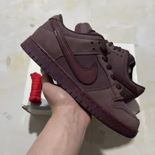 Nike SB Dunk Low बर्गंडी रेड स्टिच स्केटबोर्ड जूते