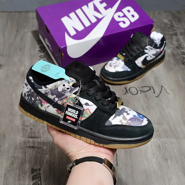 Nike SB Dunk Low World Famous x Supreme Chaussures de skateboard à impression multicolor 2