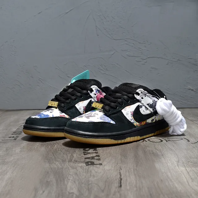Nike SB Dunk Low World Famous x Supreme Chaussures de skateboard à impression multicolor 3