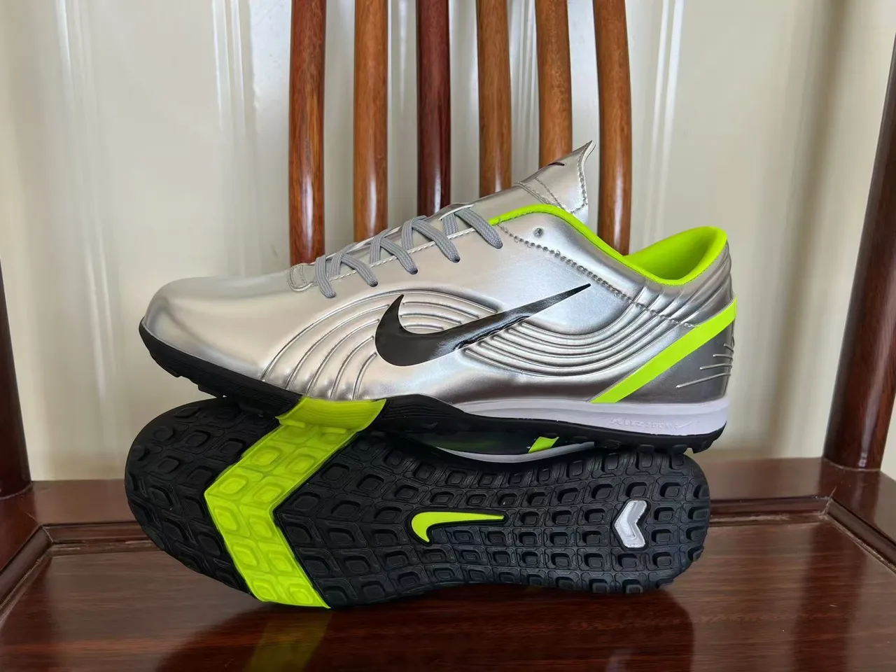 Nike tige synthétique argenté vert métallique bandes néon lime accentuées chaussures football turf 7
