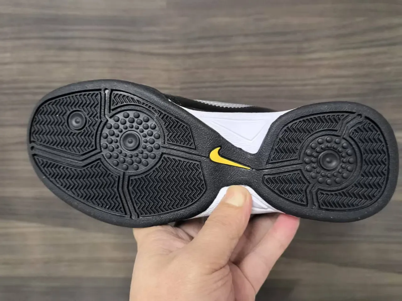 Nike Total 90 III أسود أبيض أصفر أحذية كرة القدم الداخلية 2
