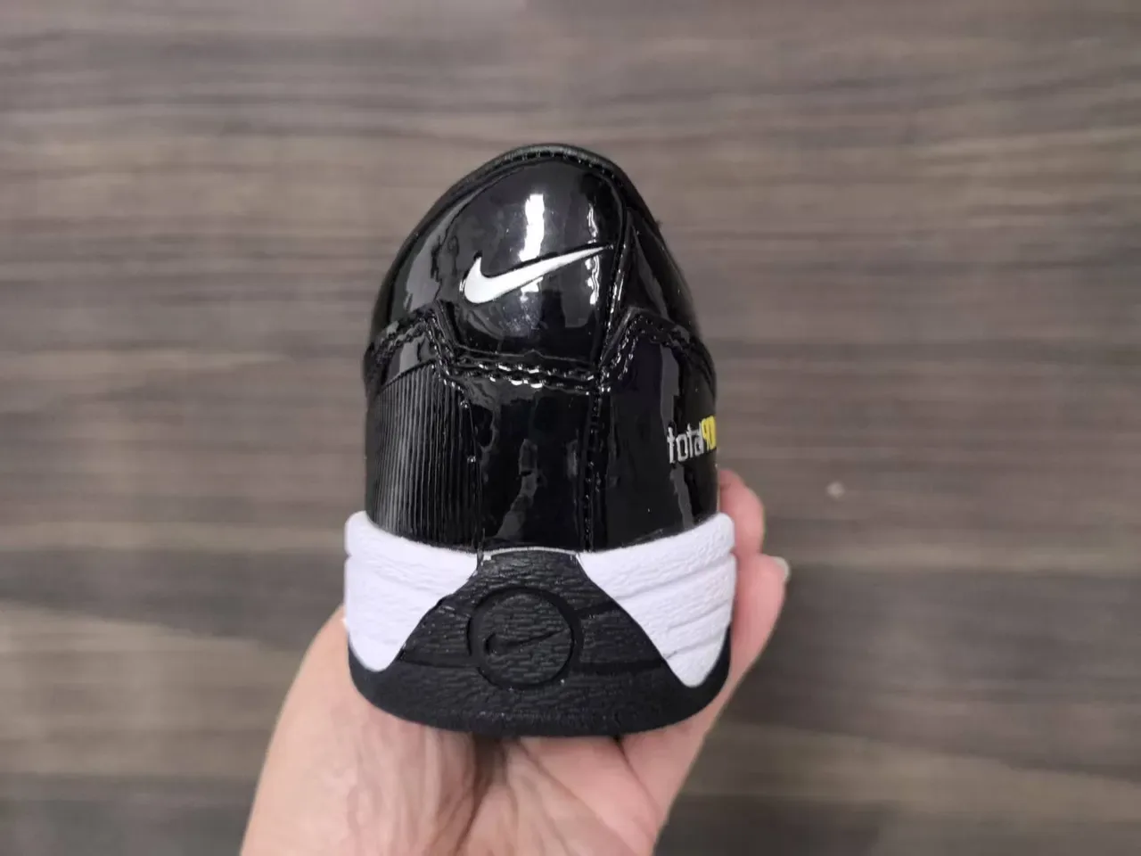 Nike Total 90 III أسود أبيض أصفر أحذية كرة القدم الداخلية 3