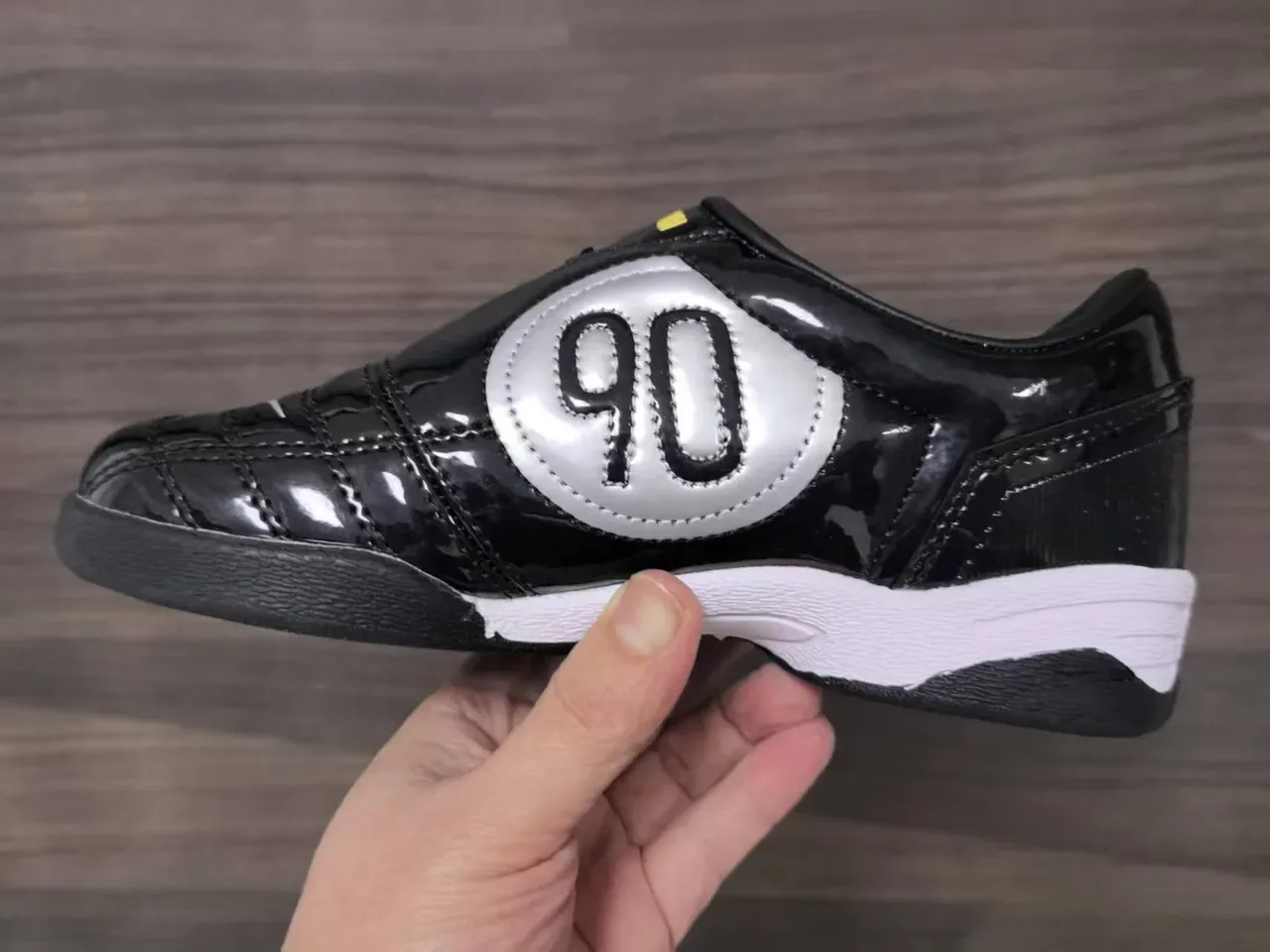 Nike Total 90 III أسود أبيض أصفر أحذية كرة القدم الداخلية 4