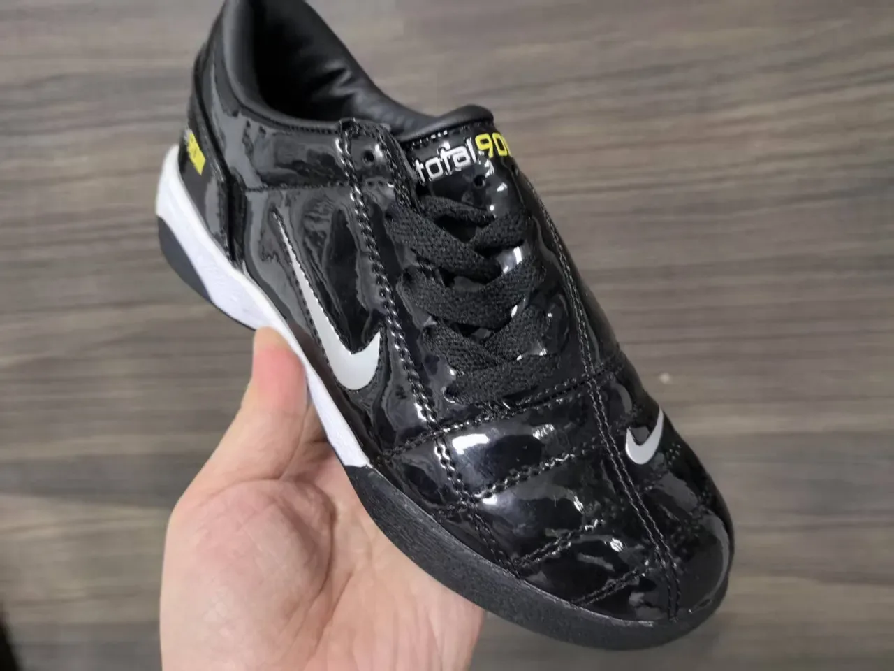 Nike Total 90 III أسود أبيض أصفر أحذية كرة القدم الداخلية 6