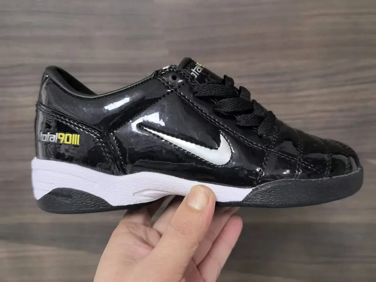Nike Total 90 III أسود أبيض أصفر أحذية كرة القدم الداخلية 7