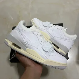 Nike White Beige Low-Top Dual-Closure Lifestyle Sneakers