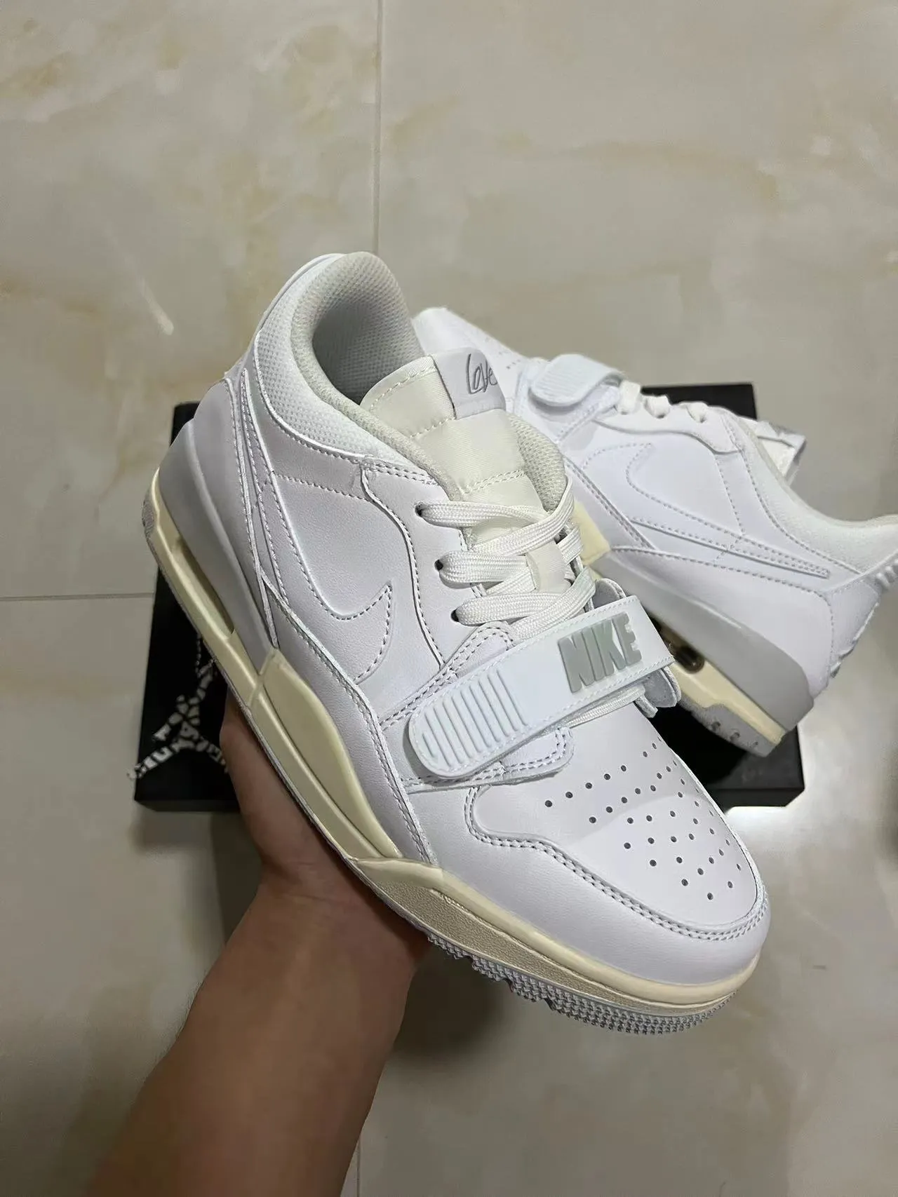 Nike White Beige Low-Top Dual-Closure Lifestyle Sneakers 2
