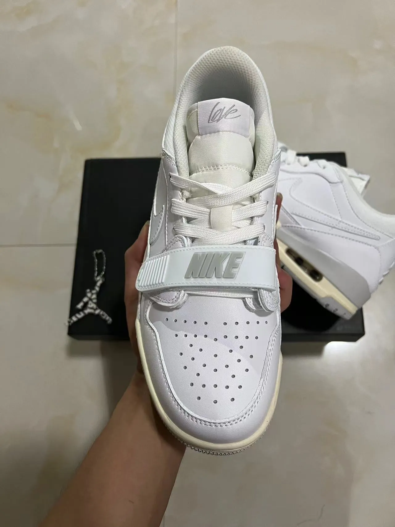 Nike White Beige Low-Top Dual-Closure Lifestyle Sneakers 3