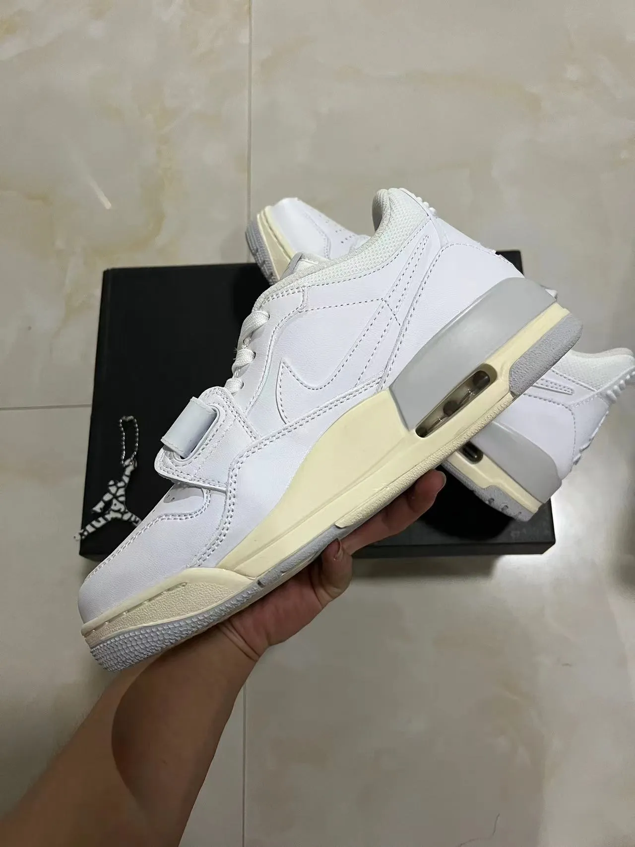 Nike White Beige Low-Top Dual-Closure Lifestyle Sneakers 5