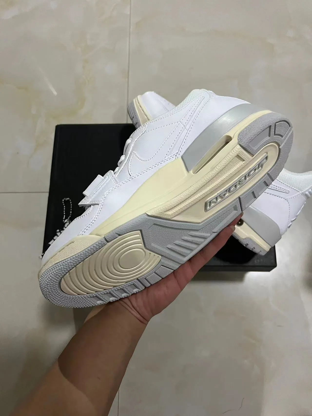 Nike White Beige Low-Top Dual-Closure Lifestyle Sneakers 6