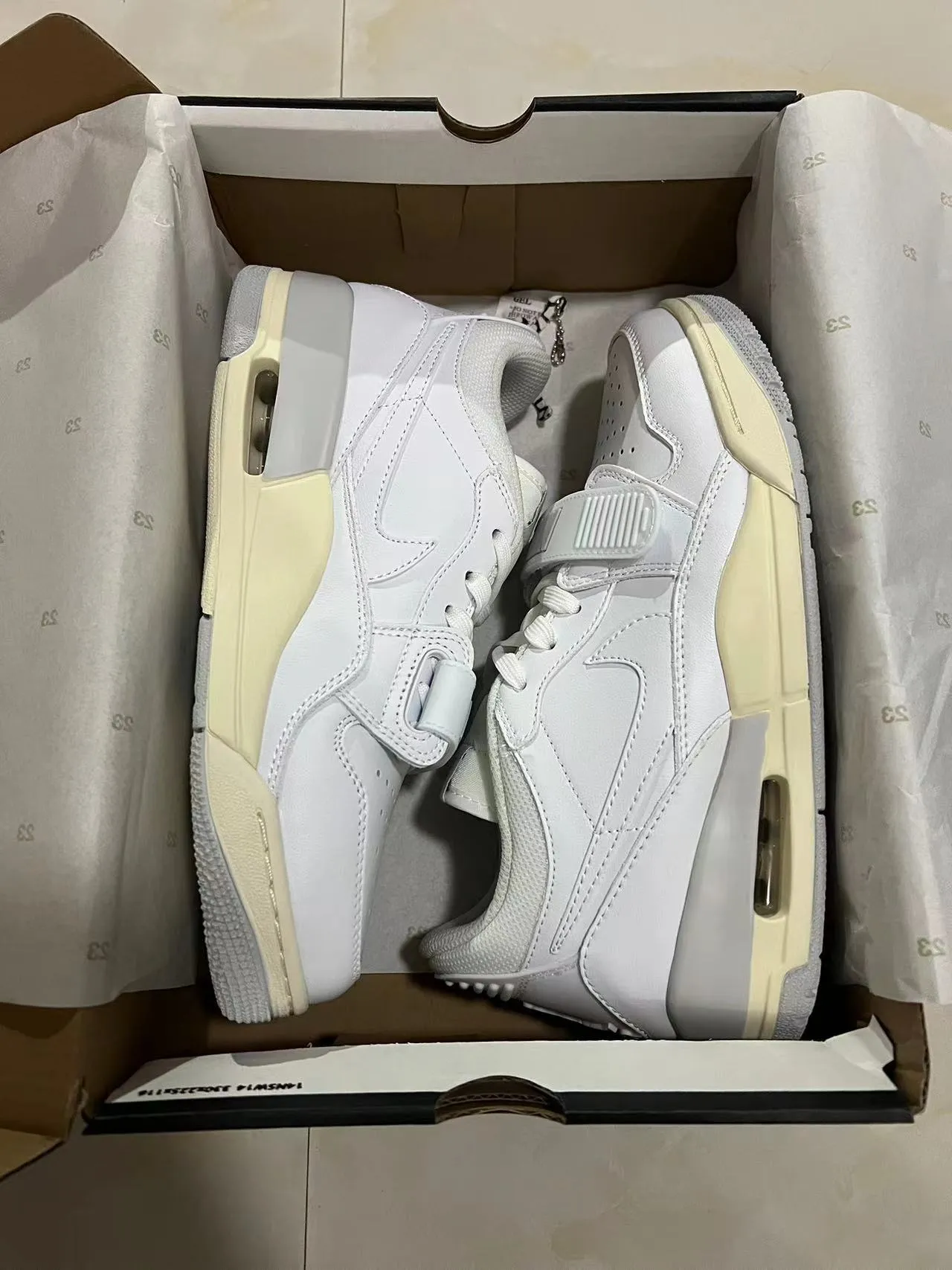 Nike White Beige Low-Top Dual-Closure Lifestyle Sneakers 9