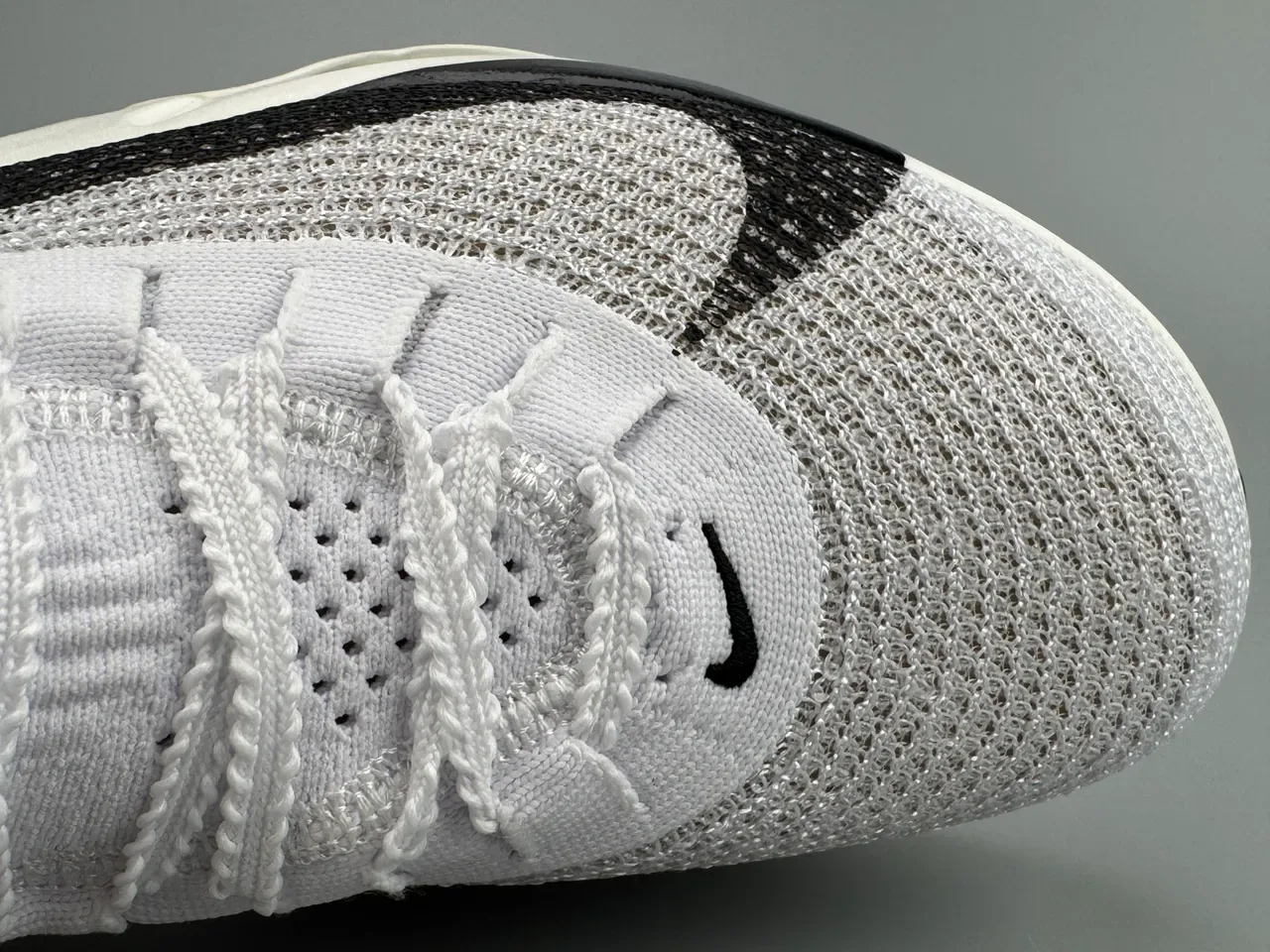 Nike White Black Knit Upper Visible Air Unit Running Shoes 2