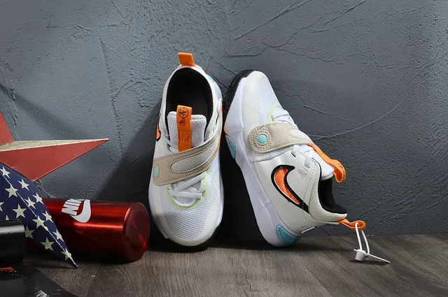 Nike White Black Laceless Dual-Strap Closure Molded Heel Pull Tab Basketball Shoes 17