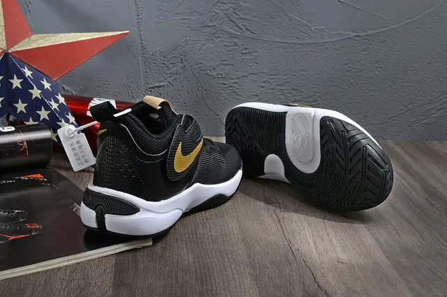 Nike White Black Laceless Dual-Strap Closure Molded Heel Pull Tab Basketball Shoes 24