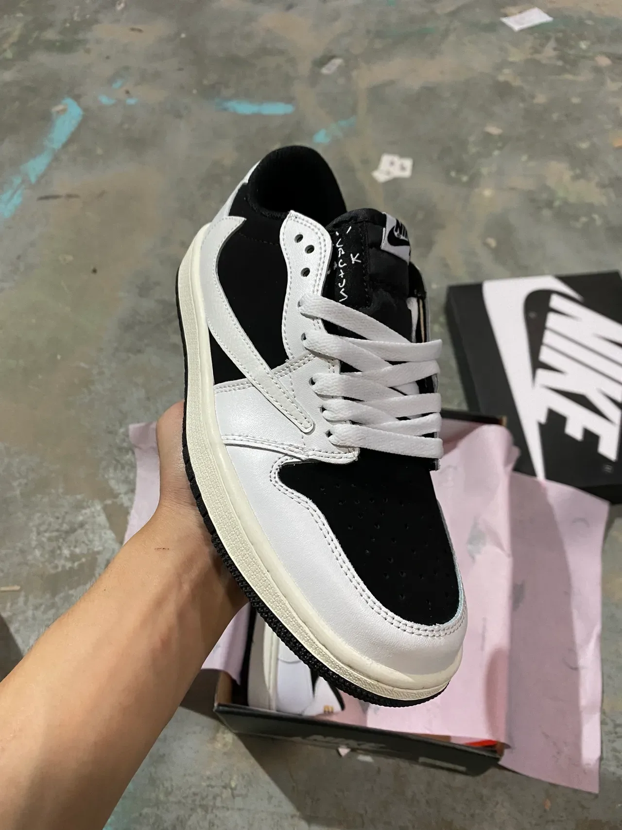 Nike Chaussures lifestyle basses à panneaux en cuir et daim blanc et noir 2