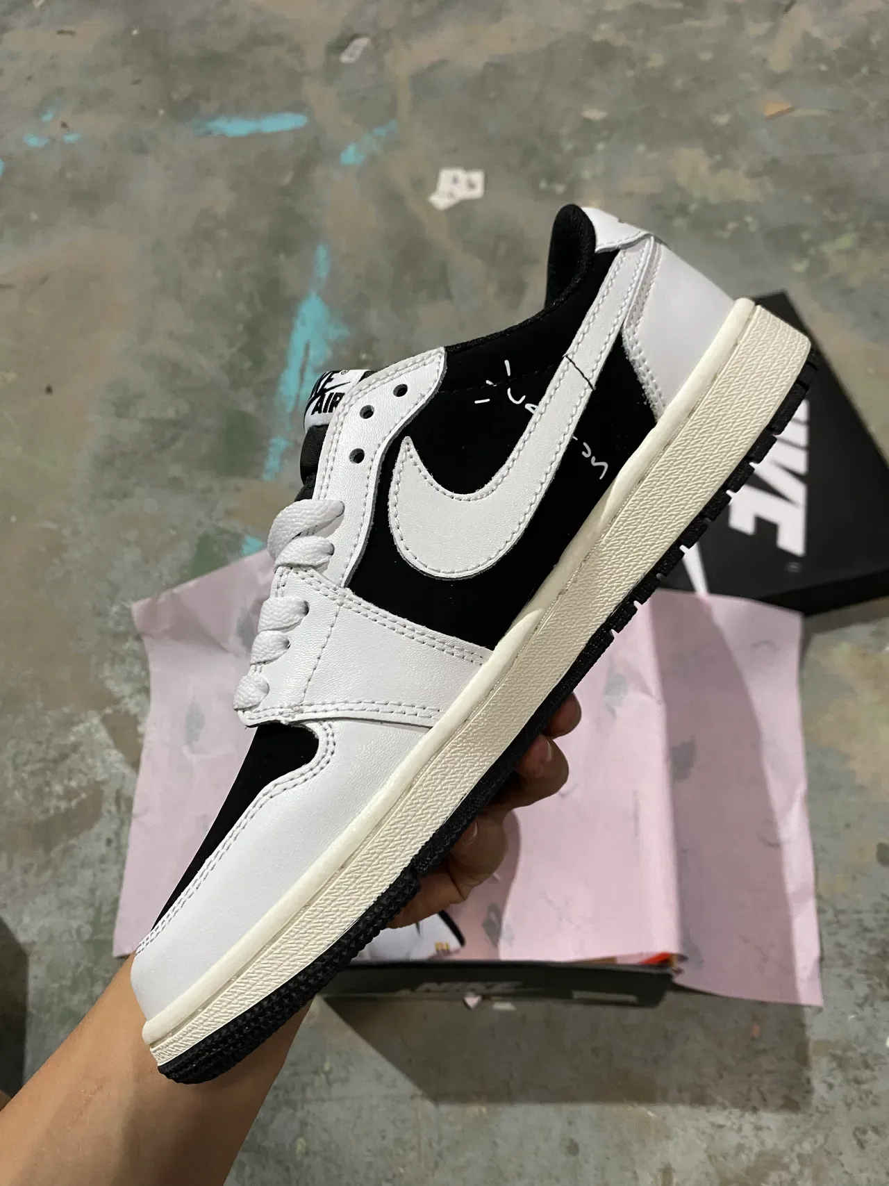 Nike Chaussures lifestyle basses à panneaux en cuir et daim blanc et noir 4