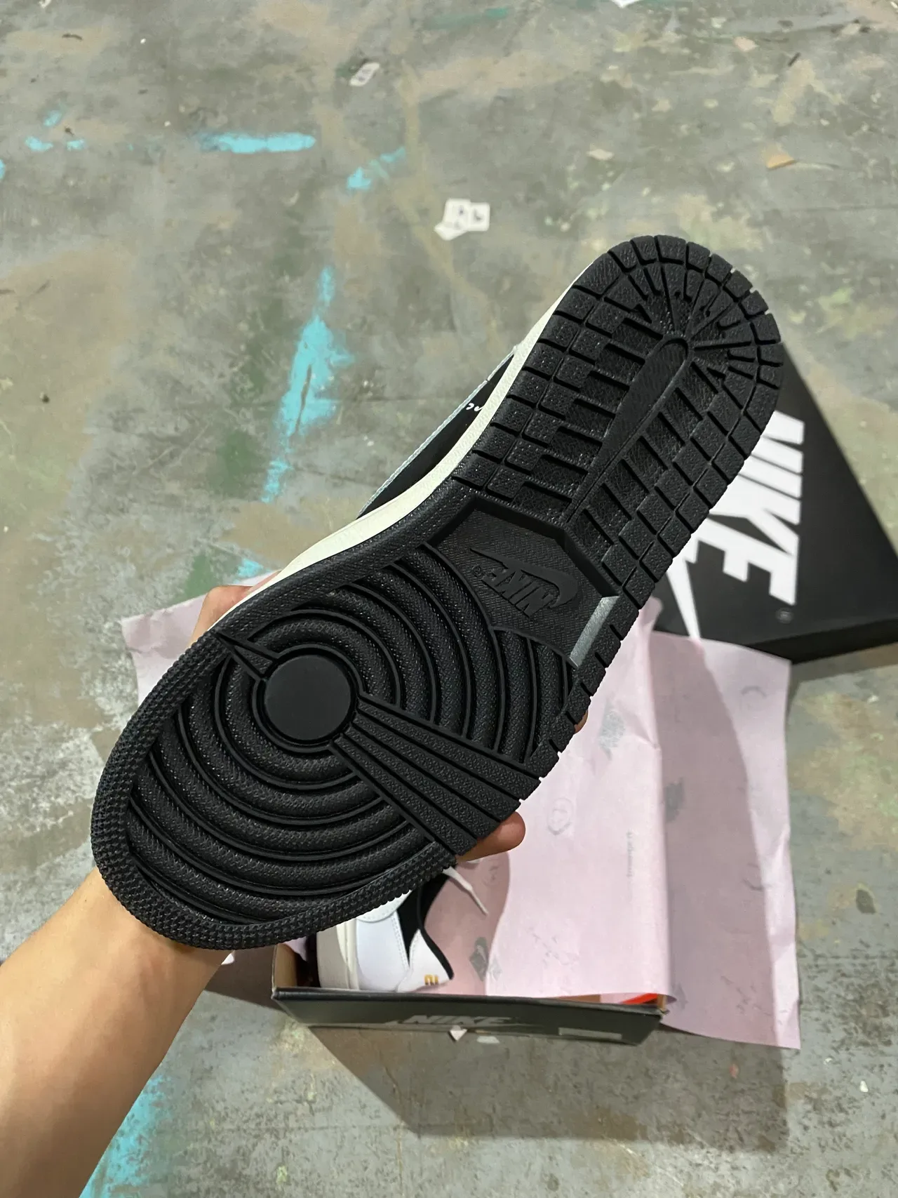Nike Chaussures lifestyle basses à panneaux en cuir et daim blanc et noir 5