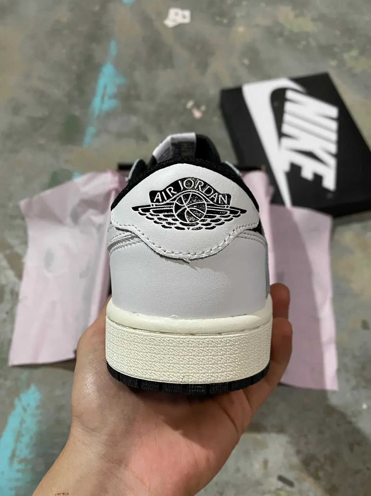 Nike Chaussures lifestyle basses à panneaux en cuir et daim blanc et noir 6