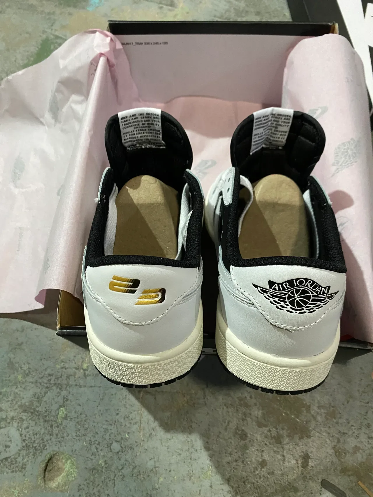 Nike Chaussures lifestyle basses à panneaux en cuir et daim blanc et noir 8