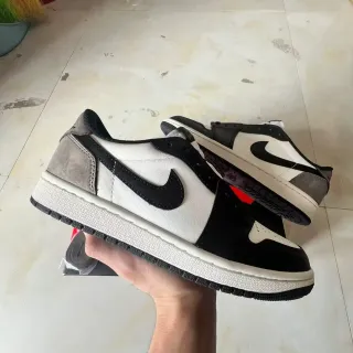 Nike White Black Low-Top Silhouette Leather And Suede Paneling Lifestyle Sneakers