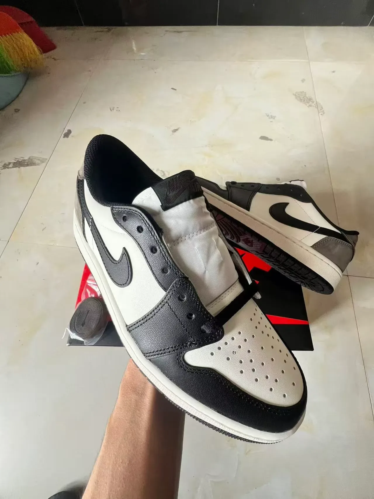 Nike White Black Low-Top Silhouette Leather And Suede Paneling Lifestyle Sneakers 2
