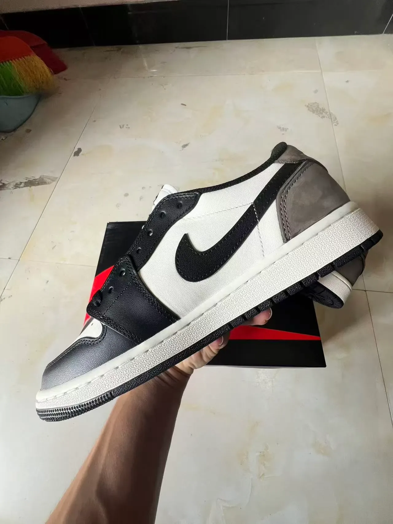 Nike White Black Low-Top Silhouette Leather And Suede Paneling Lifestyle Sneakers 5