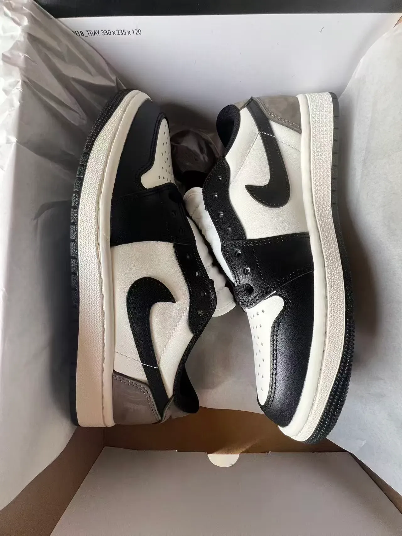 Nike White Black Low-Top Silhouette Leather And Suede Paneling Lifestyle Sneakers 9