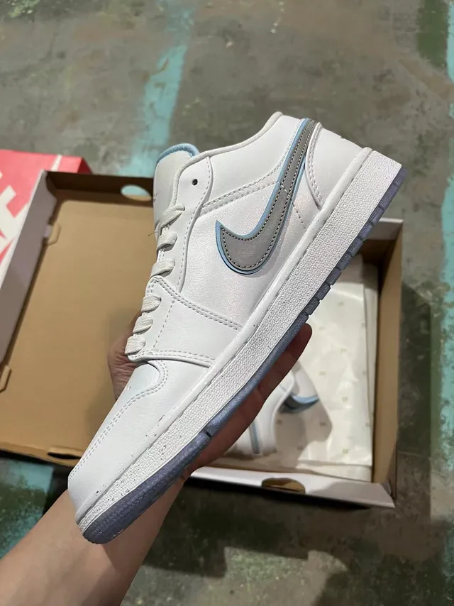 Nike White Blue Low-Top Leather Upper Lifestyle Sneakers 3