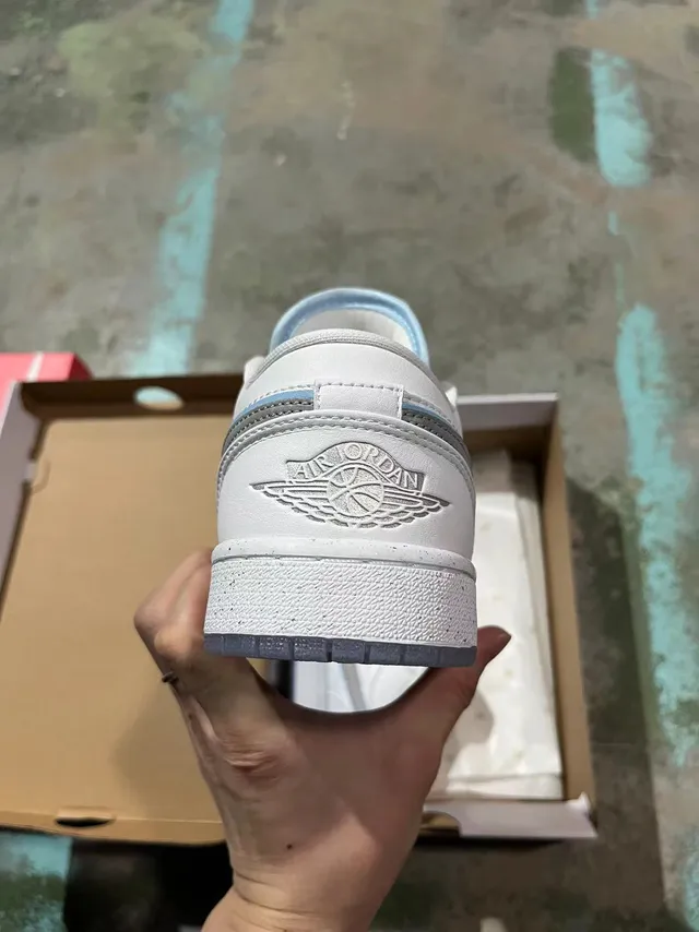 Nike White Blue Low-Top Leather Upper Lifestyle Sneakers 5