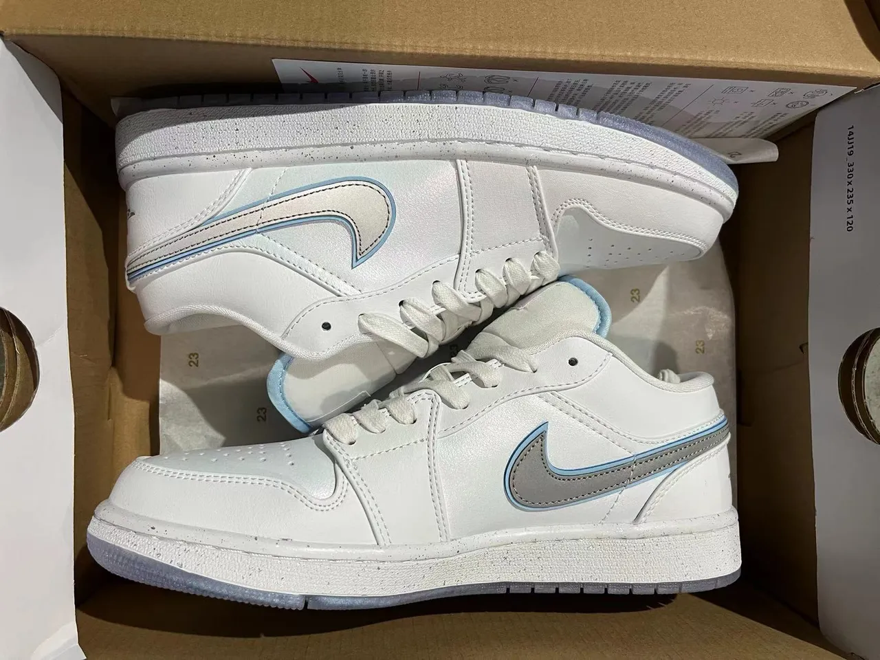 Nike White Blue Low-Top Leather Upper Lifestyle Sneakers 6