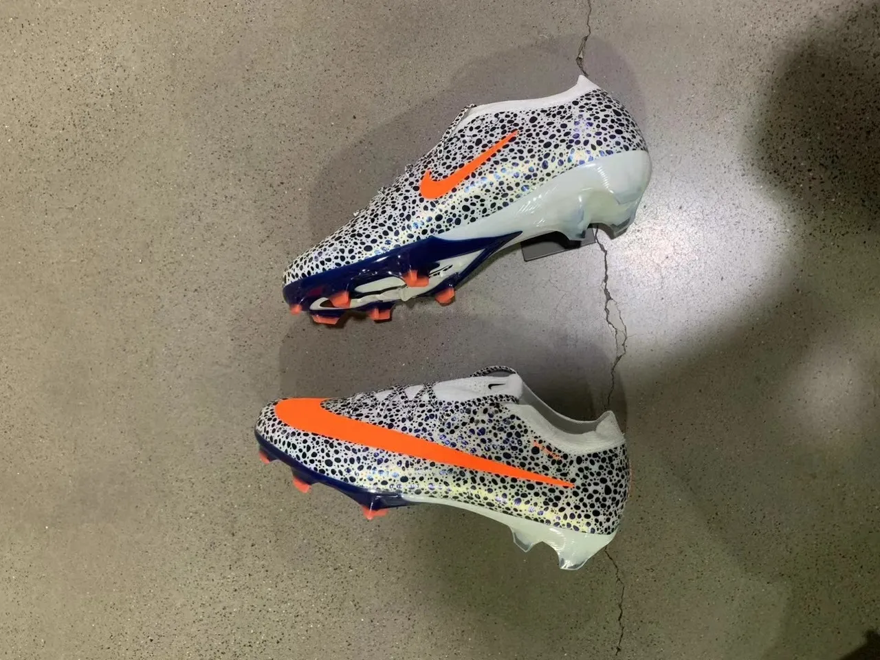 Nike White Blue Speckled Print Upper Low-Cut Sock-Fit Collar Firm-Ground Soccer Shoes 2