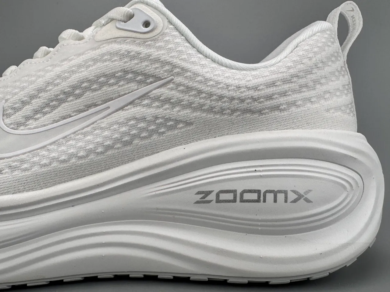 Nike White Gray Engineered Knit Upper Sculpted Wave Midsole Running Shoes 7