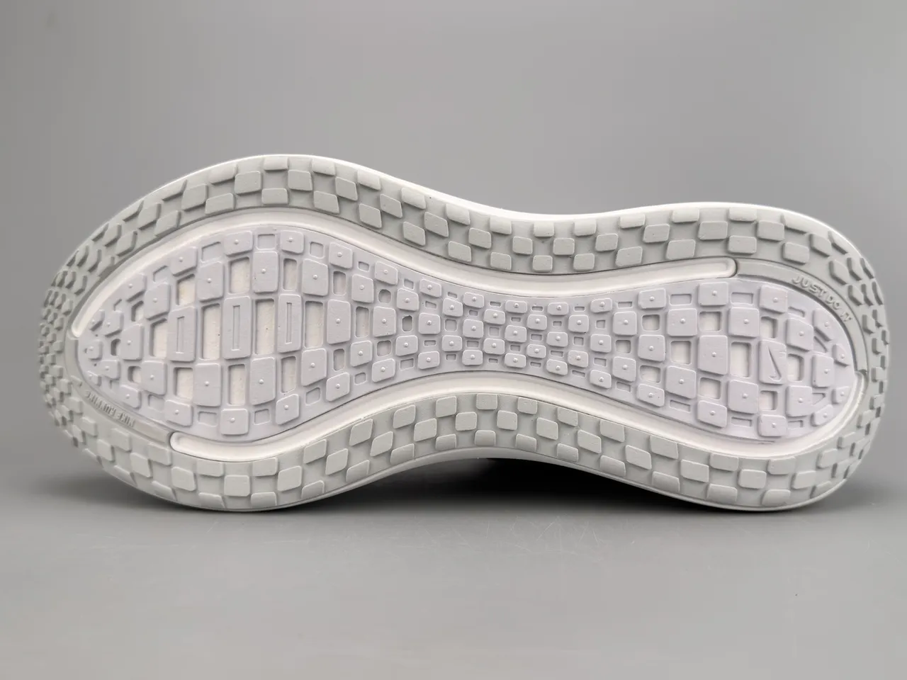Nike White Gray Engineered Knit Upper Sculpted Wave Midsole Running Shoes 8