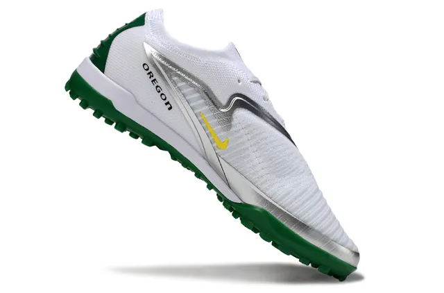Nike Chaussures de football blanc et vert avec upper en knit, lacets asymétriques pour turf 2