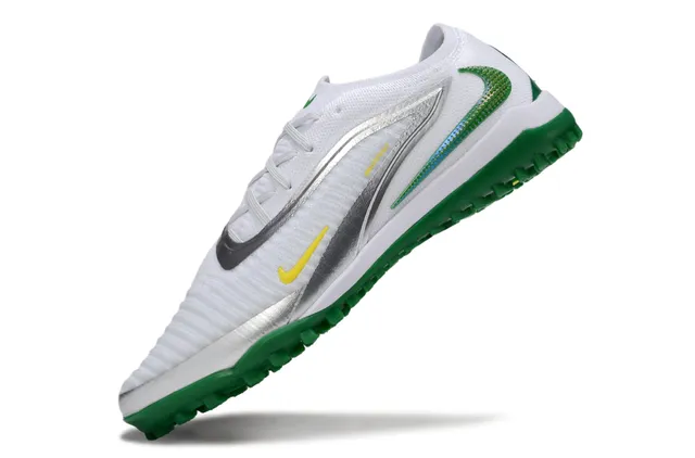 Nike Chaussures de football blanc et vert avec upper en knit, lacets asymétriques pour turf 3