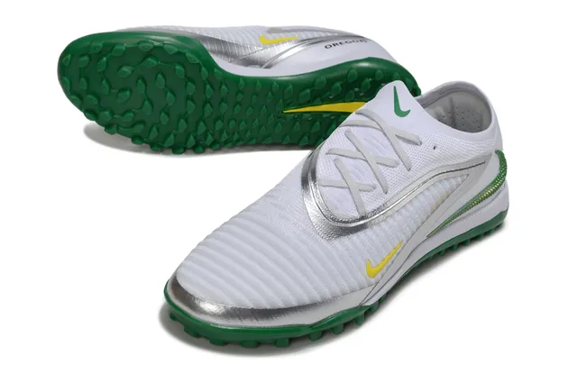 Nike Chaussures de football blanc et vert avec upper en knit, lacets asymétriques pour turf 4