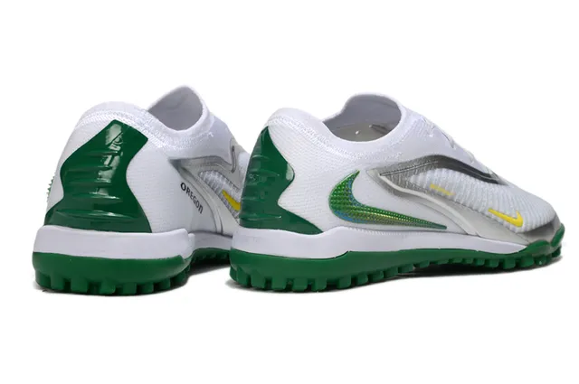 Nike Chaussures de football blanc et vert avec upper en knit, lacets asymétriques pour turf 5