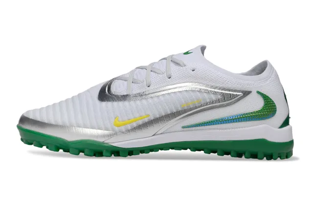 Nike Chaussures de football blanc et vert avec upper en knit, lacets asymétriques pour turf 7