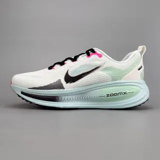 Nike Chaussures de Running Blanches et Roses avec Upper en Mesh Ingénieré et Surimpressions de Motif Ondulé