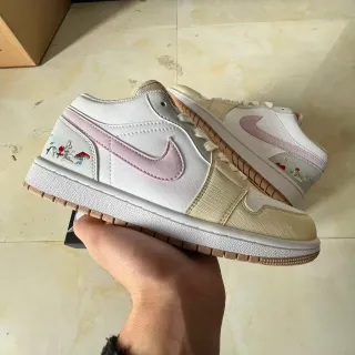 Nike White Pink Low-Top Leather And Synthetic Upper Lifestyle Sneakers