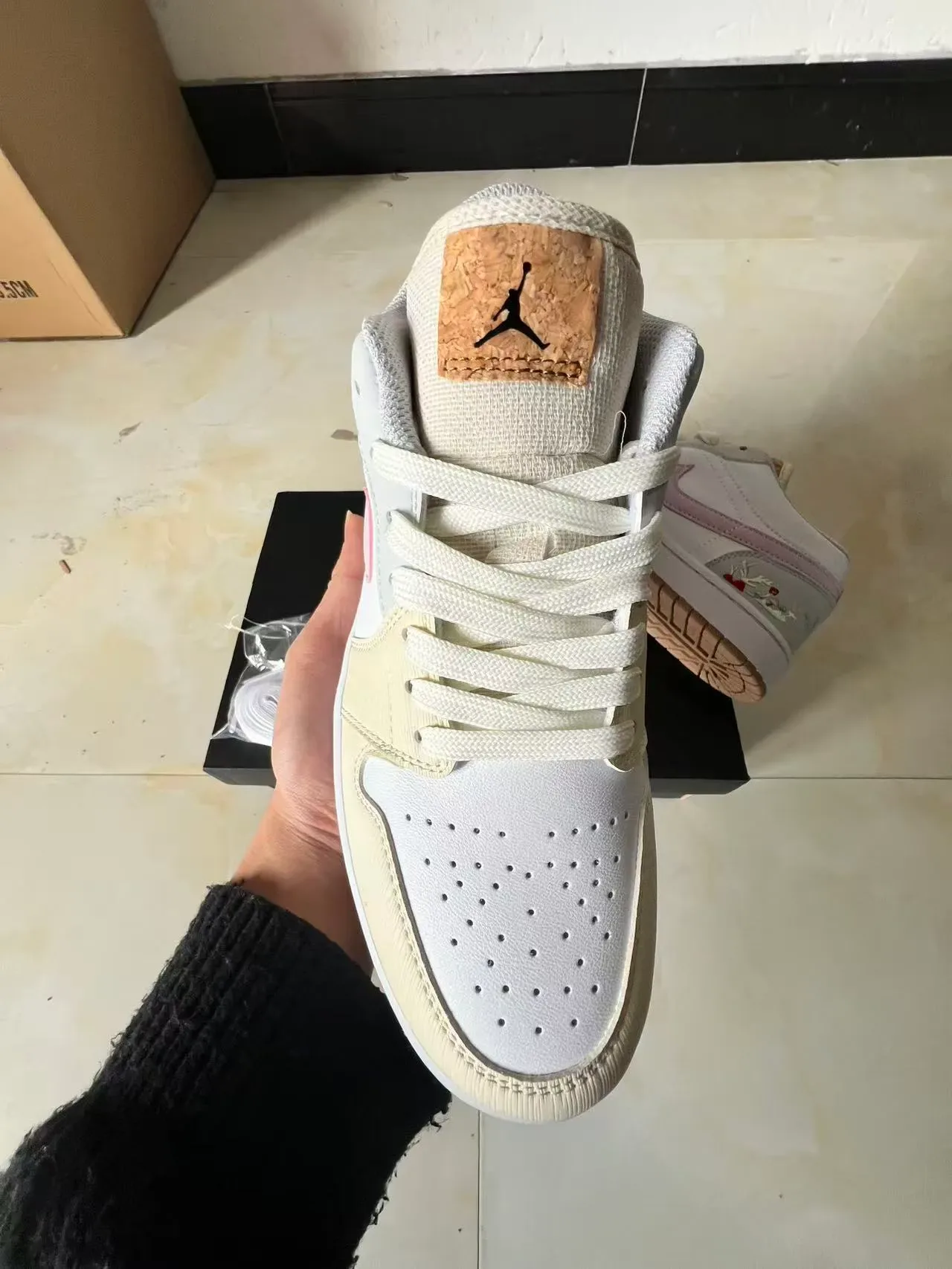 Nike White Pink Low-Top Leather And Synthetic Upper Lifestyle Sneakers 3
